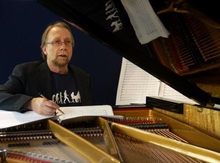 Image of Andy Quin sitting at piano